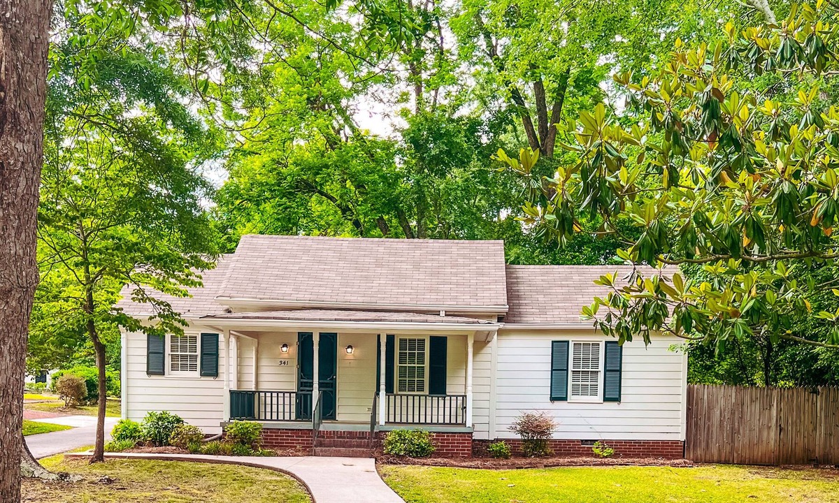 Madison Cottage | The Lotus Cottage 1 bed 1 bath, walking distance to shopping and dining