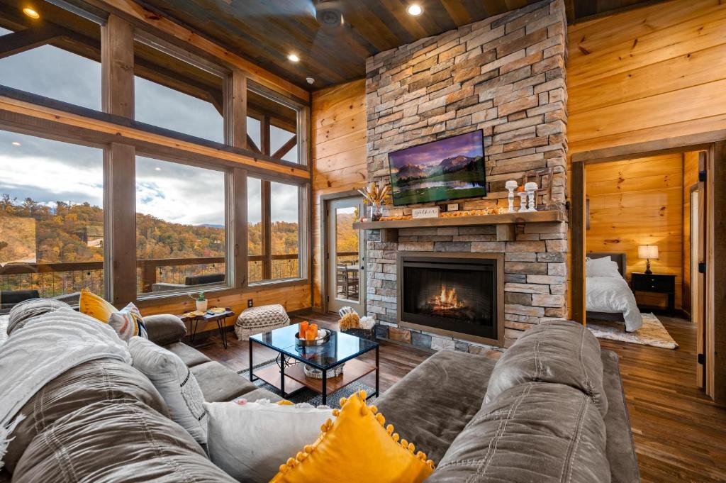 Chalet Village Ski Chalet | The Overlook - '21 Cabin - Gorgeous Unobstructed Views - Fire Pit Table - GameRm - HotTub - Xbox - Lots of Bears