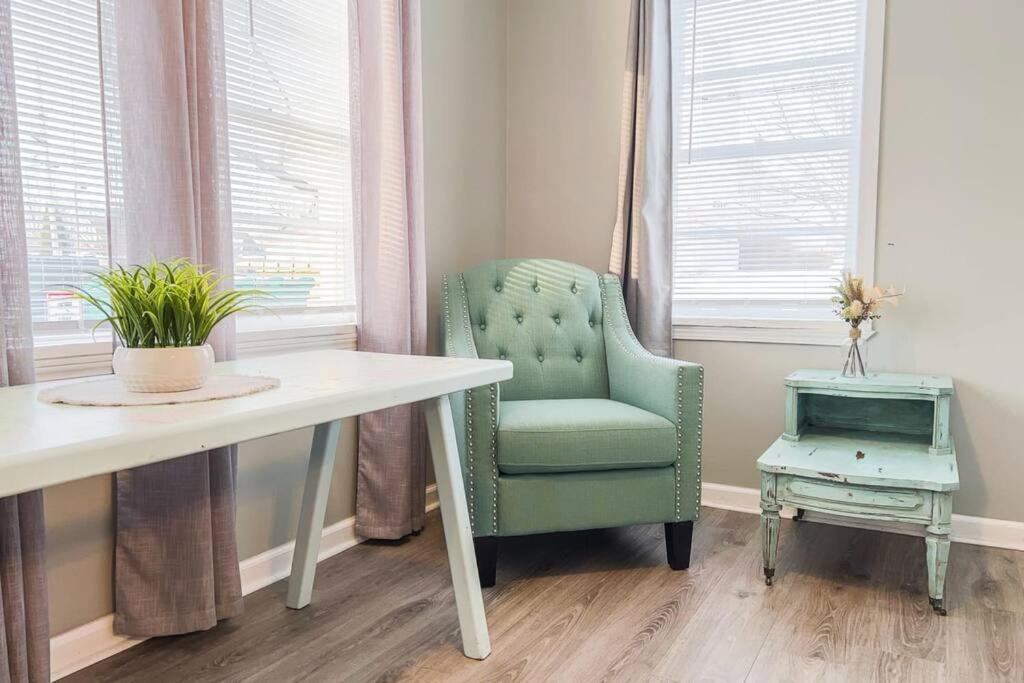 Niagara Falls House | THE STONE CASTLE-Free Parking, Minutes From Falls & Casino
