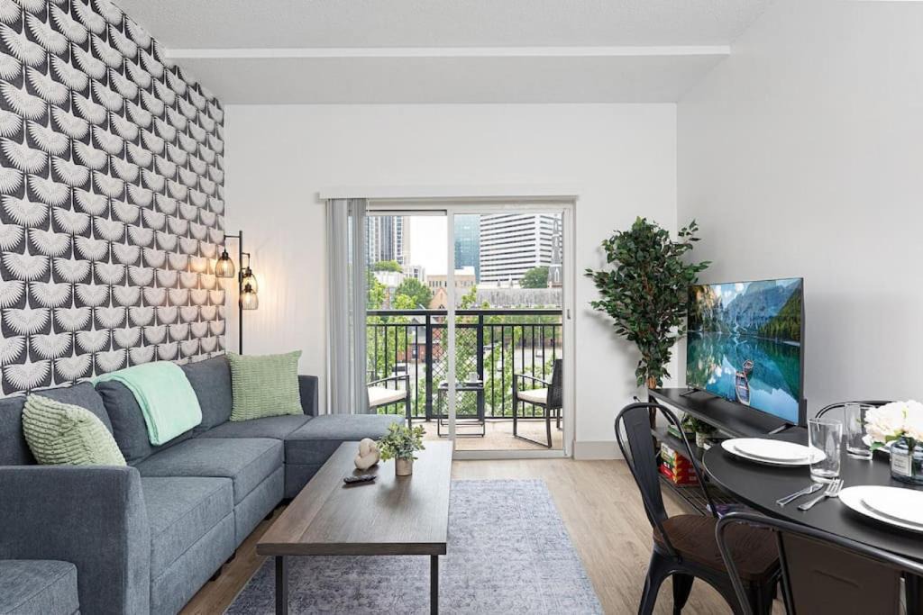 Charlotte Center City Apartment | The Tar Heel - Stylish 4BR with City Views - Free Parking - Gym - Pet-Friendly
