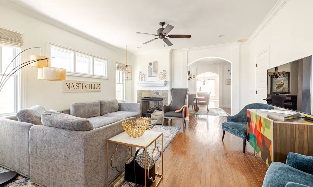 Buena Vista House | THIS IS IT! Location, luxury and room for 12 in actual beds!