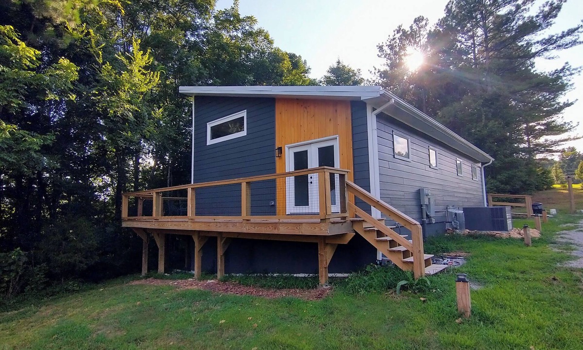 Summertown House | This stylish, modern country home is perfect for a getaway in Summertown, TN.