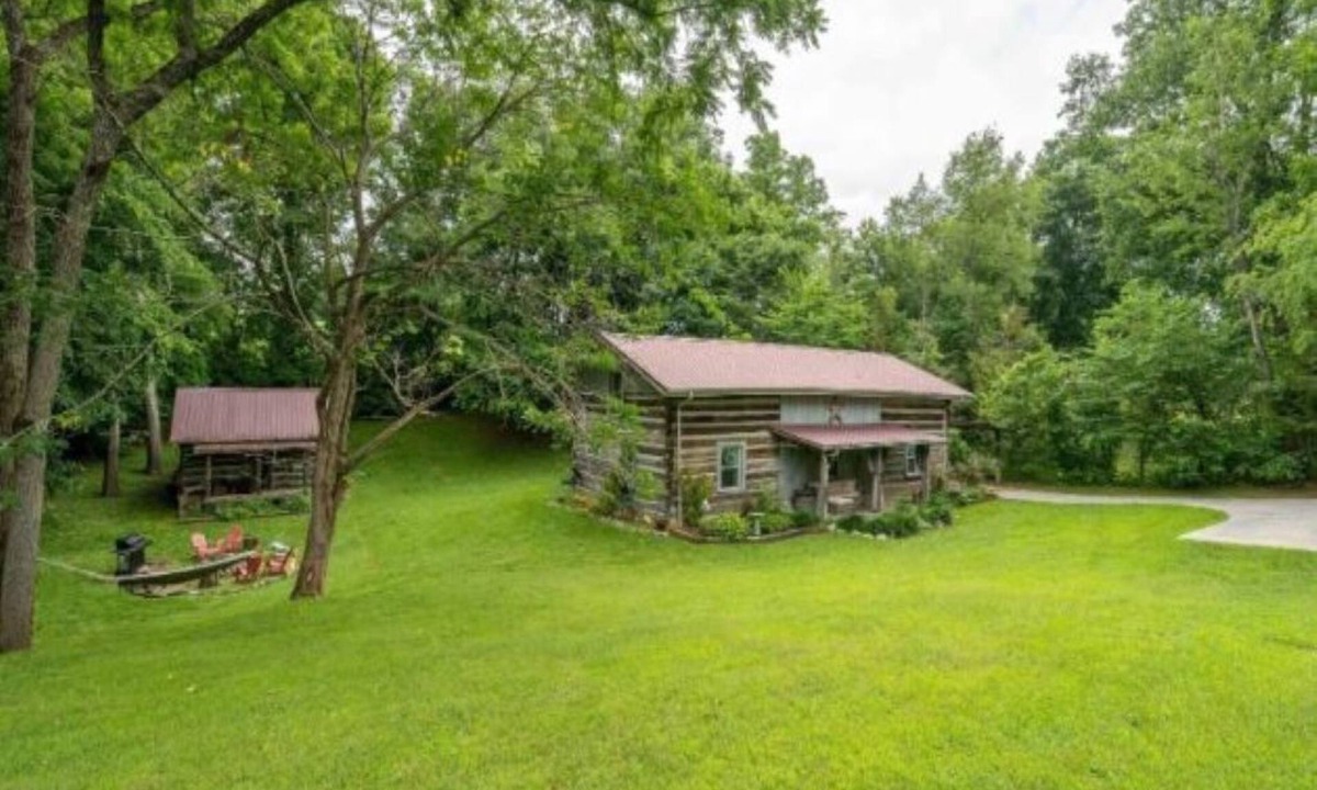 Bluff City Cabin | "Timber Lodge", Rustic 4BR Log Cabin + Guesthouse