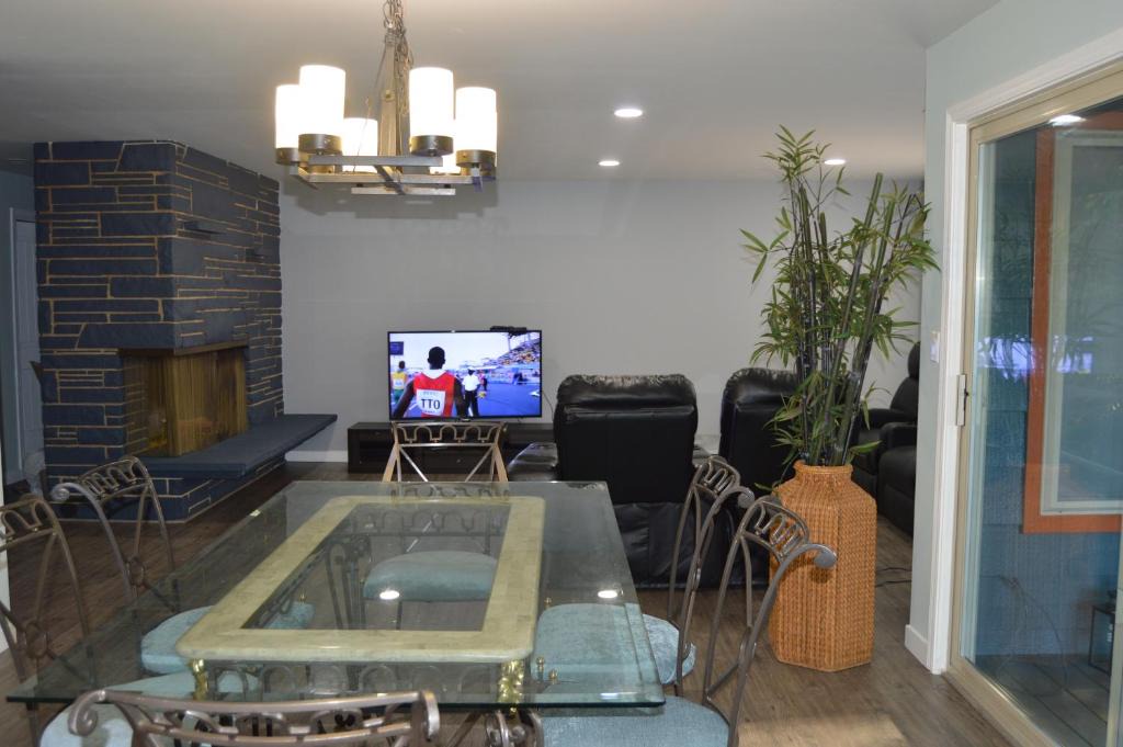 Kenmore Apartment | Tranquil and Modern Home 3br