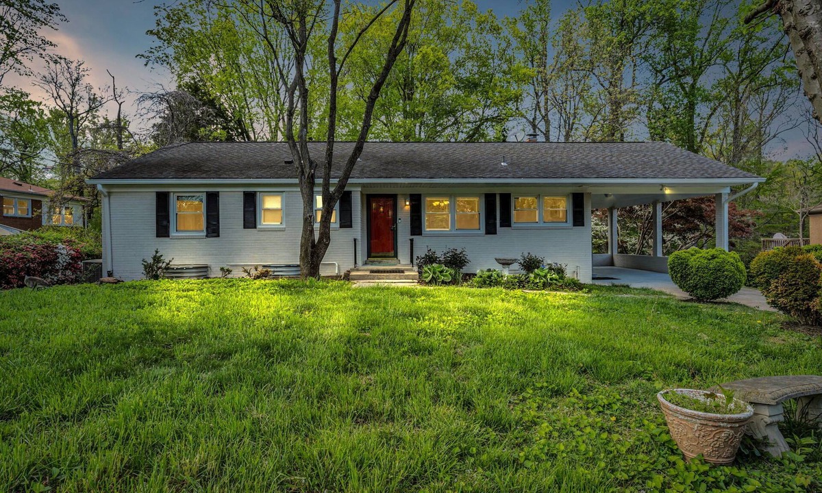 Mantua House | Tranquil retreat in Fairfax: your home away from home
