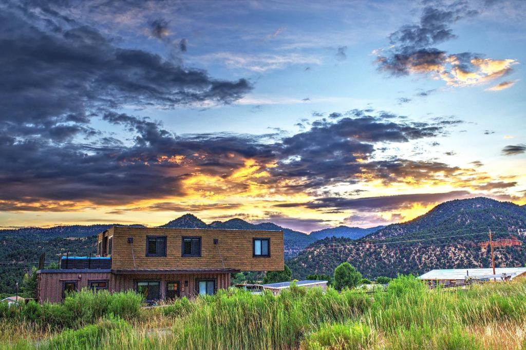 Glendale House | Ultramodern Container House Between Bryce and Zion