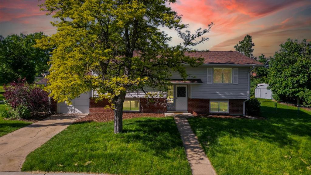 Castlewood House | Updated 4 Bedroom Centennial Home with Air Hockey