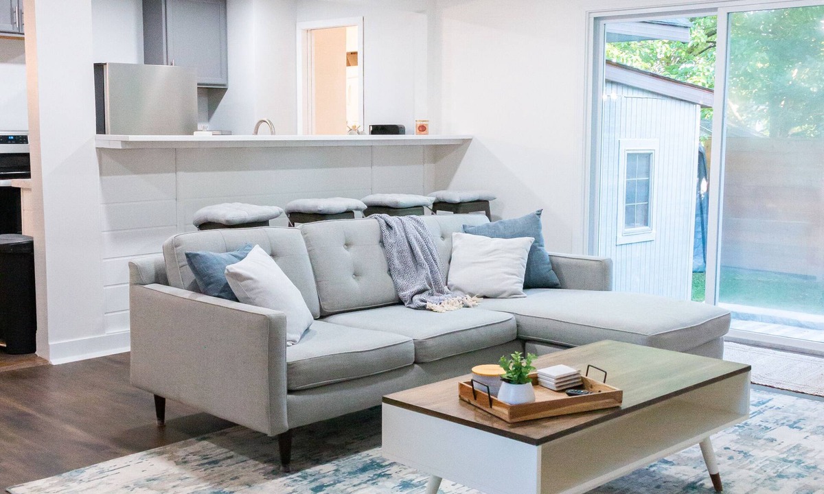 Dartmoor House | Updated Ann Arbor ranch w/private yard and lots of parking!