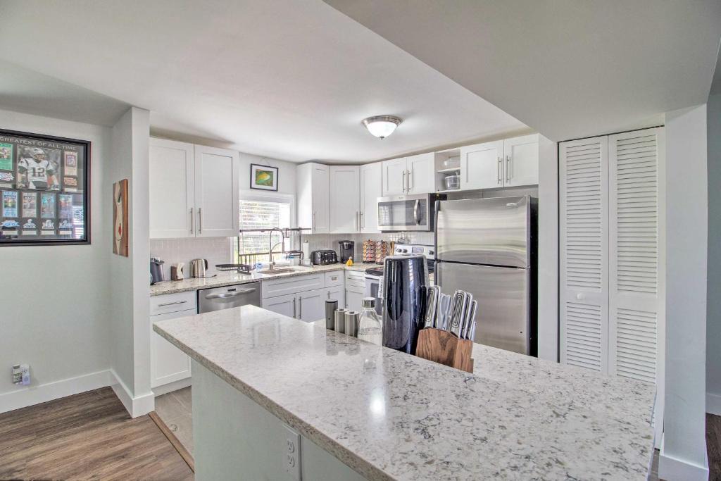 Progressive Northwest House | Updated Home with Patio and Yard Less Than 2 Mi to Palm Beach!