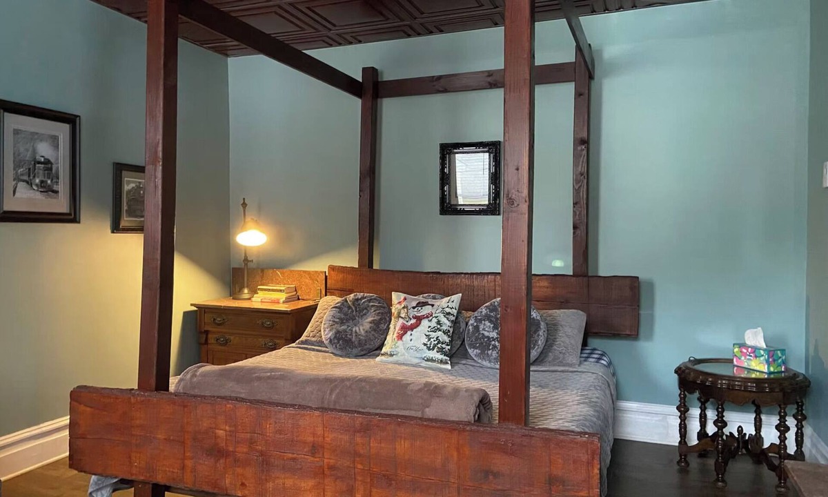 Ashfield Apartment | Upscale King Suite with Purple Mattress and reserved off-street parking