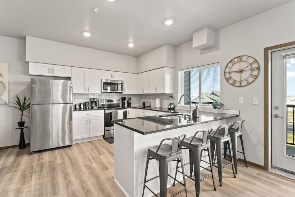 South Perry District Apartment | Very New 2 Bed 2 Bath Near DT and Perry District