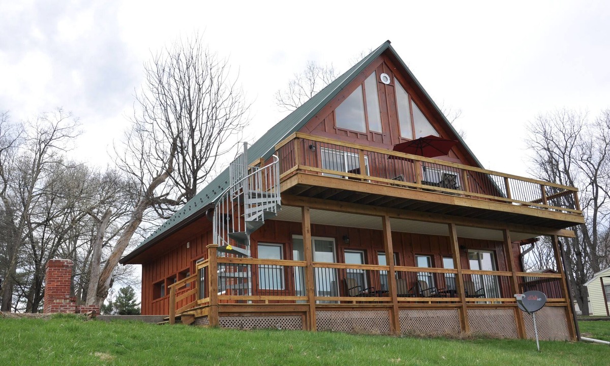 Frederick Villa | Villa with Majestic Views of Monocacy River. Sleeps 5, 2 Bath, Full Kitchen