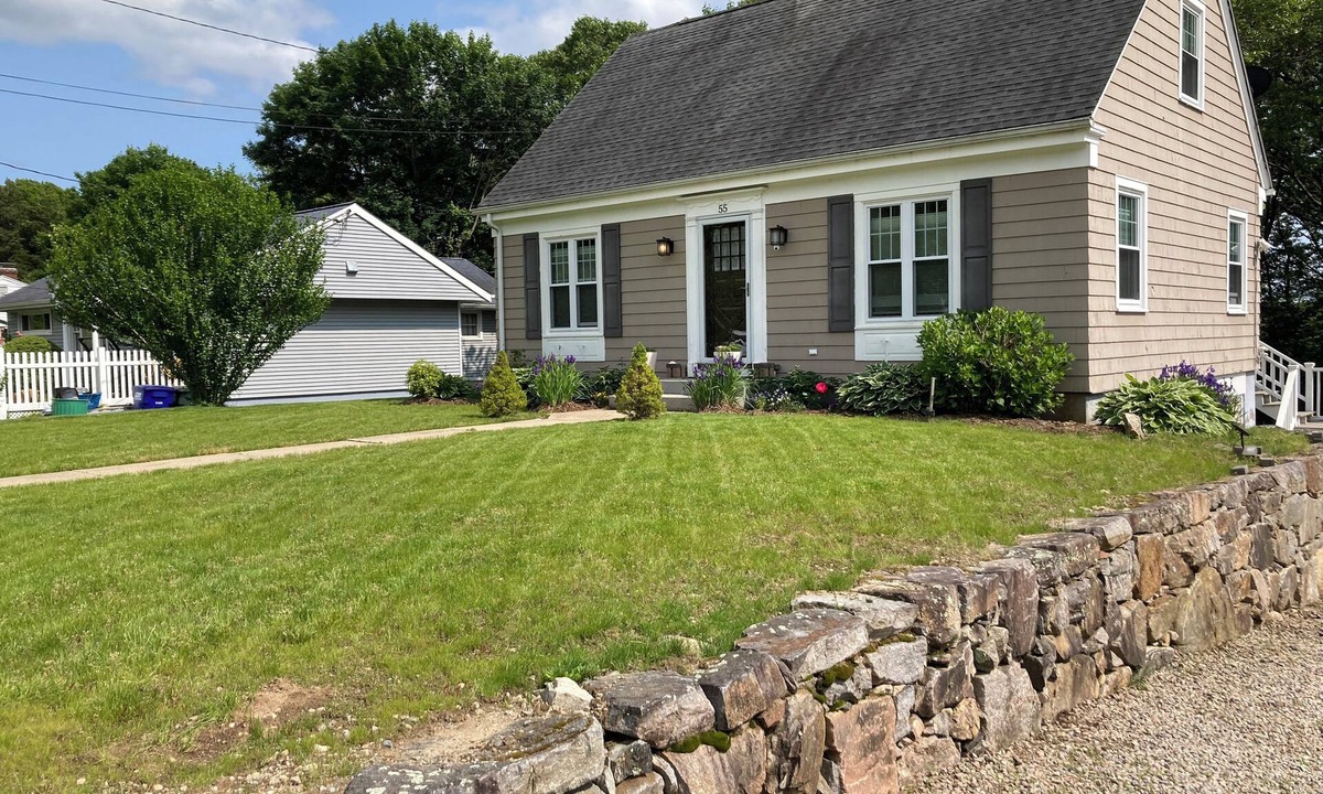 Pawcatuck House | Visit MYSTIC & R.I. BEACHES. Short drive to Misquamicut & Foxwoods!