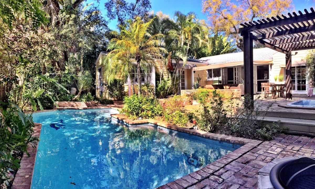 Colee Hammock House | VOTED BEST FORT LAUDERDALE LOCATION! WALK TO SHOPS, RESTURAUNTS, & BEACH.