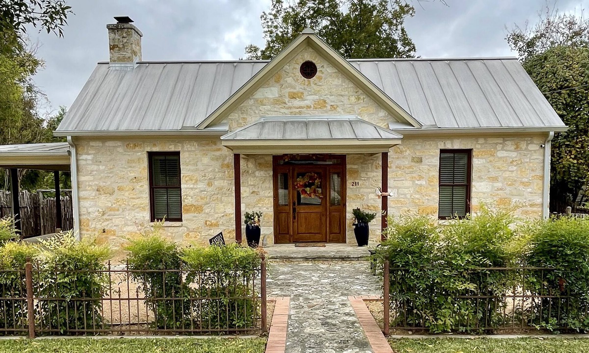 Fredericksburg House | Walk 2 blocks to Historic Downtown FBG. Heritage German Style 3 Bedroom Home.
