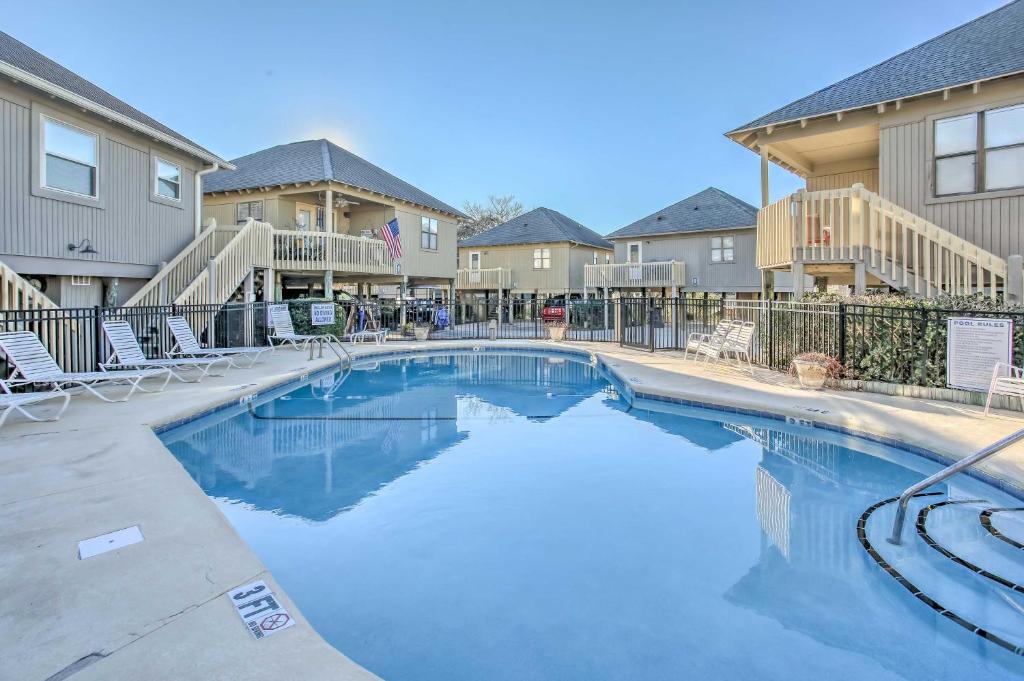 Myrtle Beach House | Walk to Beach Dog-Friendly Myrtle Beach Cottage!