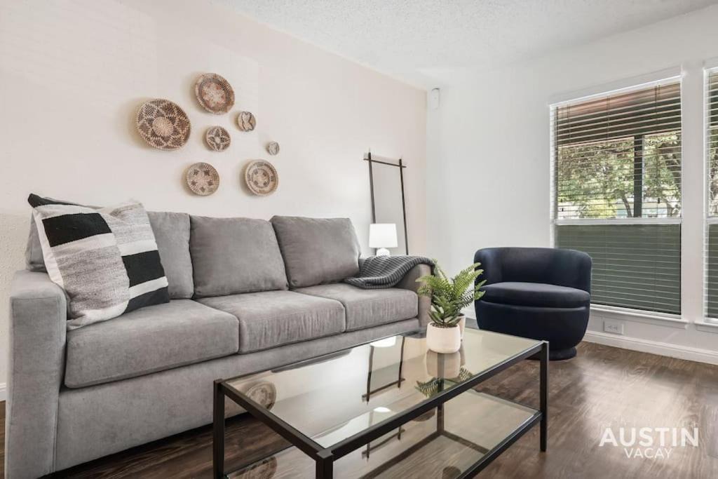 Hyde Park Apartment | Walk to Everything - Fun Hyde Park Space King Bed