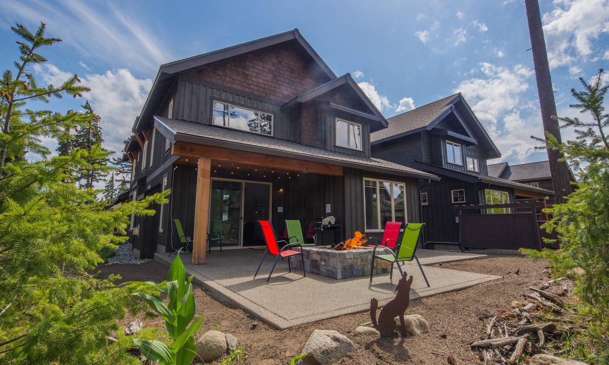 Cle Elum House | Walk to Golf and The Spa | Free WiFi | Private Hot Tub and Gas Fire Pit