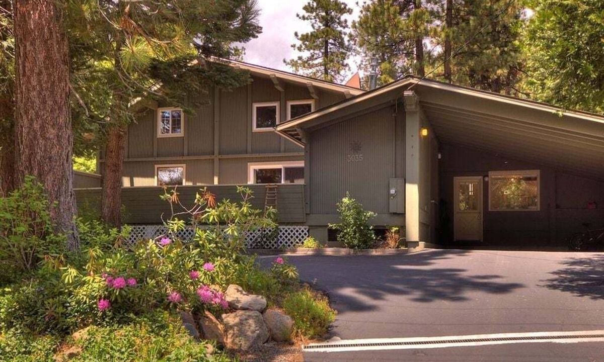 Lake Forest House | Walk to Lake and Skylandia Beach, close to Tahoe City! Fenced Yard