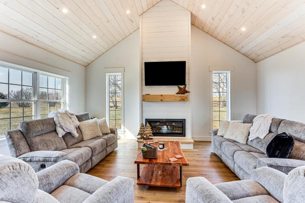 Ronks House | Walk to the Amish Village Spacious Ronks Getaway!