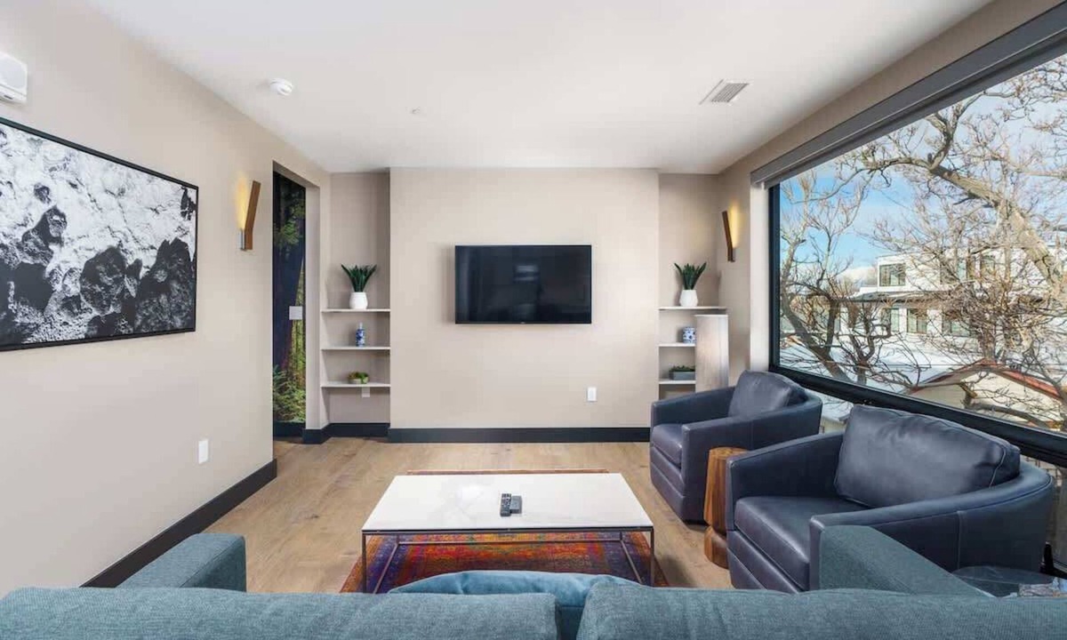 Berkeley Hotel | Walkable Denver Flat + Rooftop Patio on Tennyson St