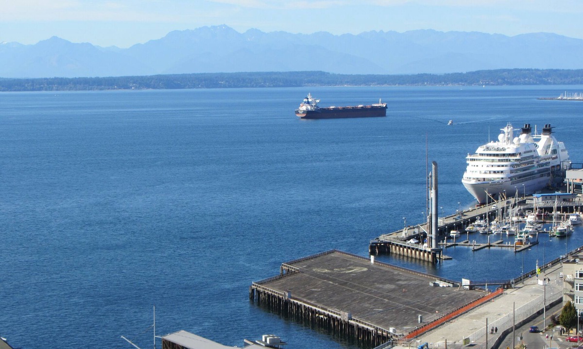 Downtown Seattle Apartment | Water Views ~ 1 Blk to Pike Pl Market, 2 King Beds in Over 1350 sf ~ 6 adult max