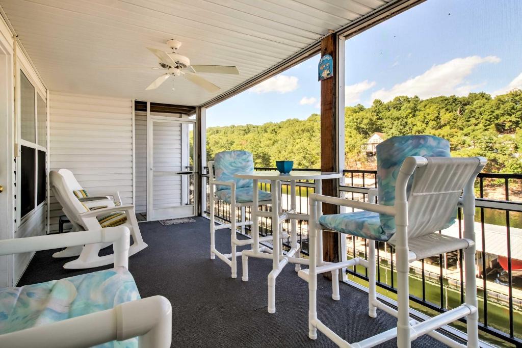 Lakeland Apartment | Waterfront Condo on Lake Ozark with Boat Slip and Pool