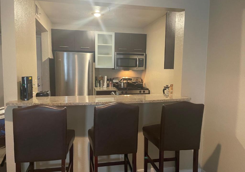 Hollywood Apartment | WeHo deluxe 2 x 2 plus 2 car parking
