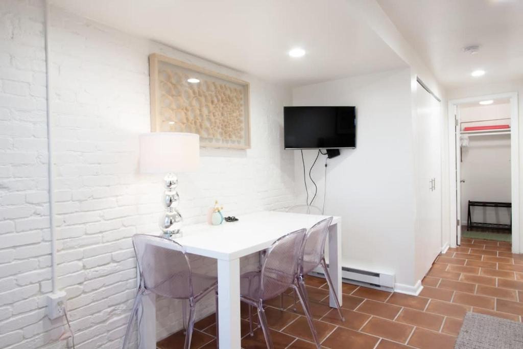 Logan Circle Apartment | WELL-EQUIPPED STUDIO APT - WALK TO METRO SUBWAY