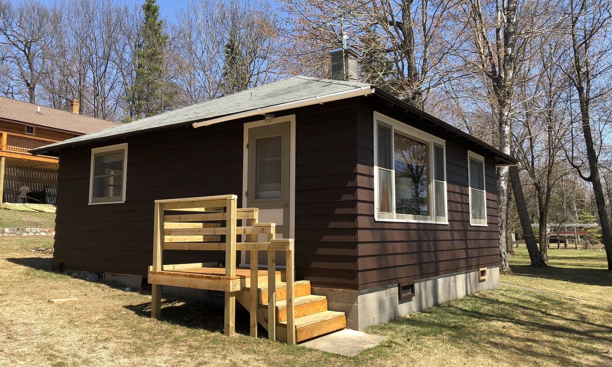 St Germain Cabin | Where eagles soar, the sun sets low, the deer are friendly.