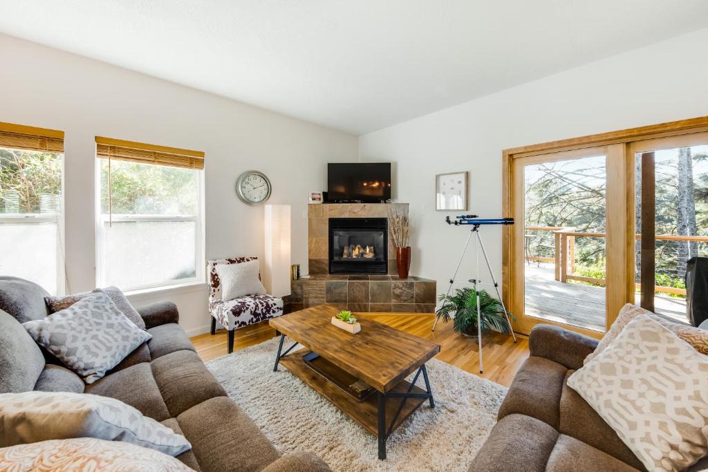 Agate Beach House | Yaquina Lighthouse View Beach Home