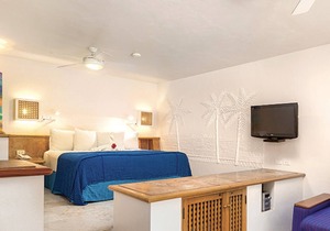 1 Bdrm Condo in Austin w/ Kitchen + Rooftop Pool