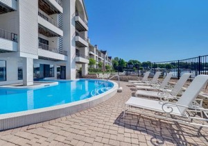 117D Edgewater Inn