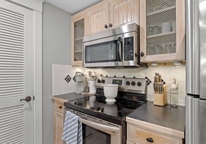 1BR Condo at Baytowne! Steps to Wharf, Tropical Pool & Hot Tub, Balcony View.