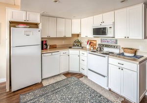 1st Floor 1 Bedroom Cute and Cozy - Walk to beach and golf! No Cleaning Fees.