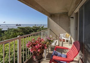 1st Floor 1 Bedroom Cute and Cozy - Walk to beach and golf! No Cleaning Fees.