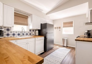 2 bed, 2 bath West Plaza House, yard, parking!