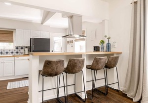 2 bed, 2 bath West Plaza House, yard, parking!