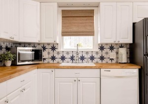 2 bed, 2 bath West Plaza House, yard, parking!