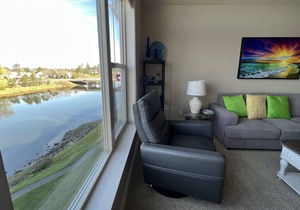 2 Bed/2Ba 4th Floor Condo with vaulted ceilings, upscale furnishings and fabulou