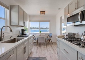 2 Levels of Waterfront * Bay View Patio * AC
