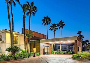 2-Star Hotel ∙ La Quinta Inn by Wyndham Laredo I-35