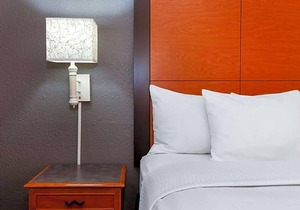 2-Star Hotel ∙ La Quinta Inn by Wyndham Laredo I-35