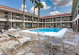 2-Star Hotel ∙ La Quinta Inn by Wyndham Laredo I-35
