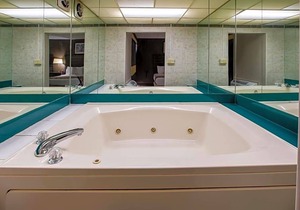 2-Star Hotel ∙ Baymont by Wyndham Northwood