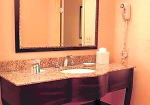 2-Star Hotel ∙ Hampton Inn & Suites Astoria