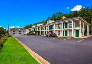 2-Star Hotel ∙ Quality Inn & Suites near Lake Oconee