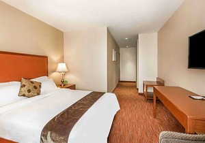 2-Star Hotel ∙ Ramada by Wyndham Flushing Queens