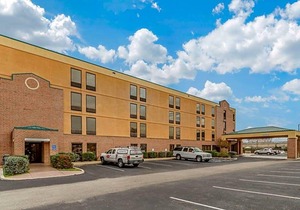 2-Star Hotel ∙ Quality Inn San Antonio Fiesta at Six Flags