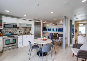 2 Story + Ocean Front + AC + Exclusive View Balcony